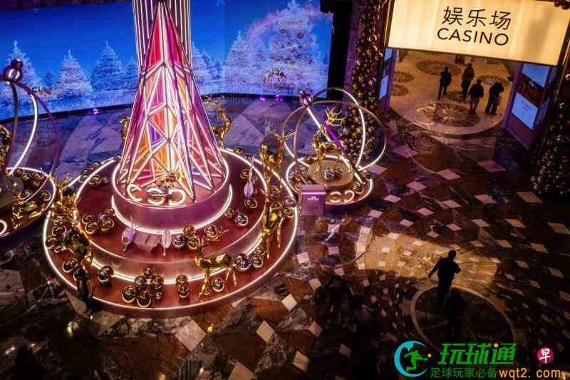 受中国房地产市场低迷、BC政策不确定性以及中美贸易紧张局势的影响，澳门BC业今年的前景并不明朗。图为澳门新濠天地酒店的圣诞装饰，摄于2025年12月13日。（法新社）